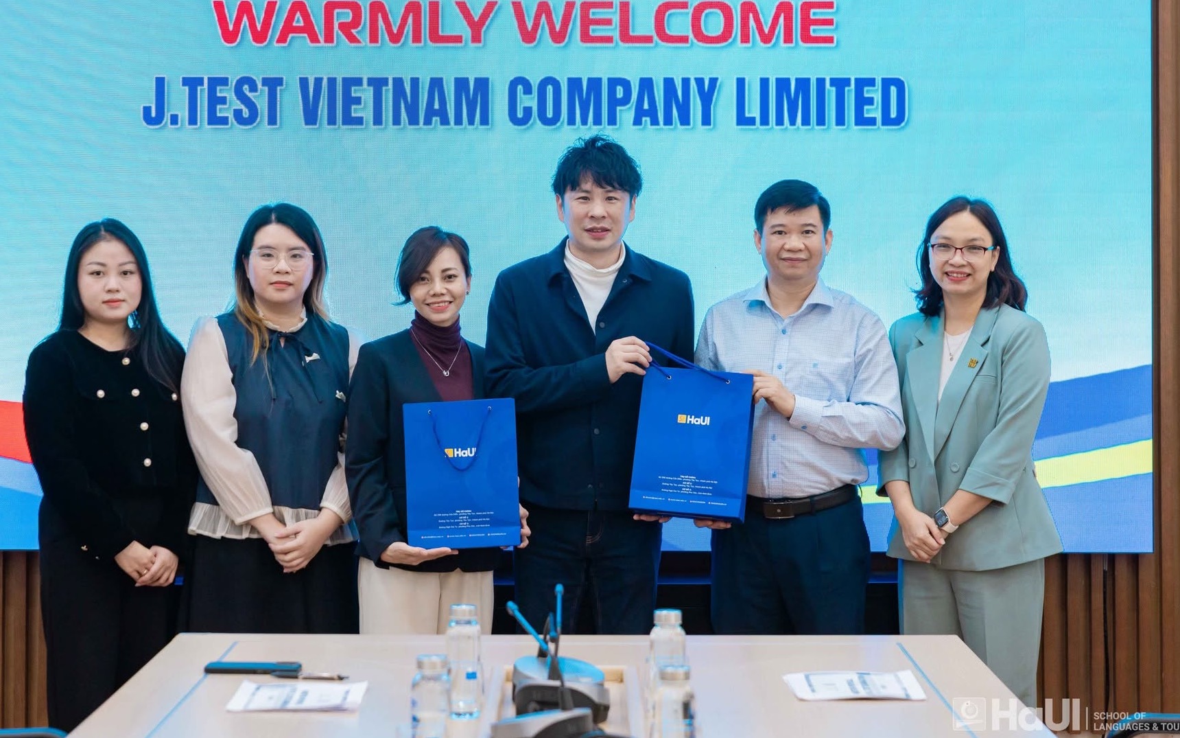 Đại diện J.TEST VIETNAM làm việc cùng Trường Ngoại ngữ – Du lịch, Đại học Công nghiệp Hà Nội
